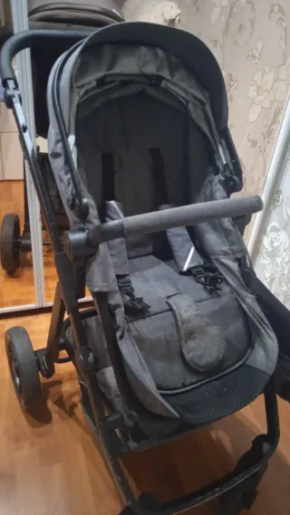 Carrito de bebé gris