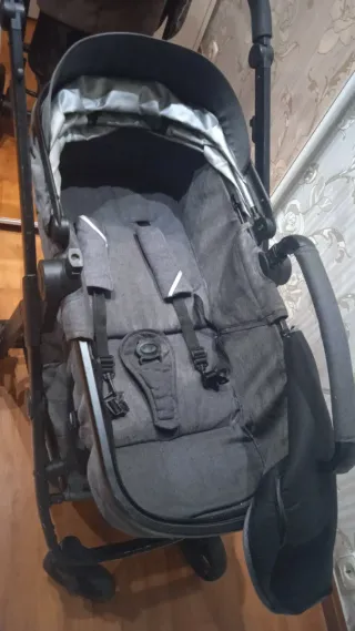Carrito de bebé gris
