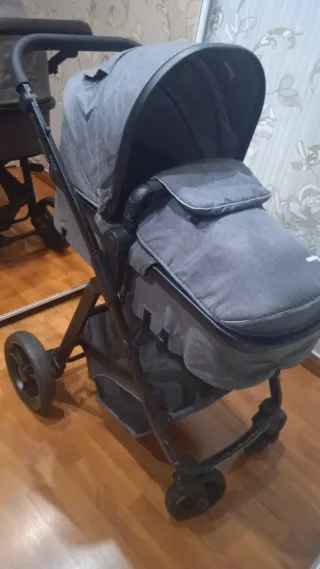 Carrito de bebé gris