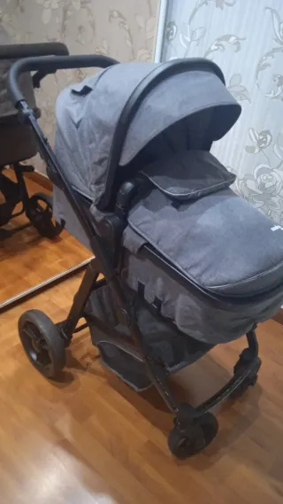Carrito de bebé gris