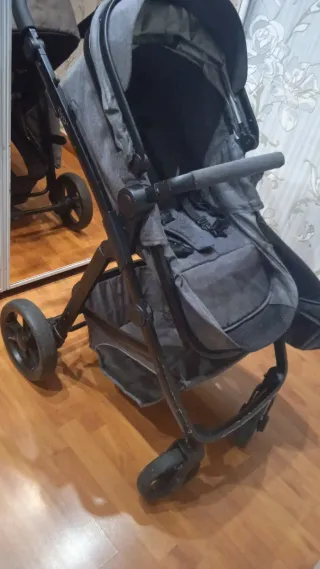Carrito de bebé gris