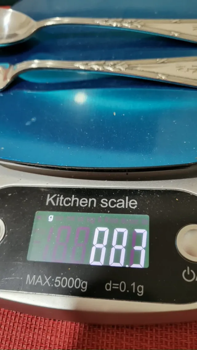 Cubiertos de plata con iniciales grabadas