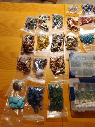 Lote bisutería: cuentas, abalorios, cierres