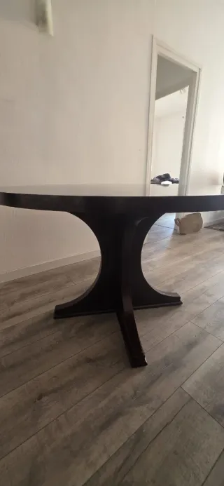 Mesa redonda de madera oscura comprada en ikea