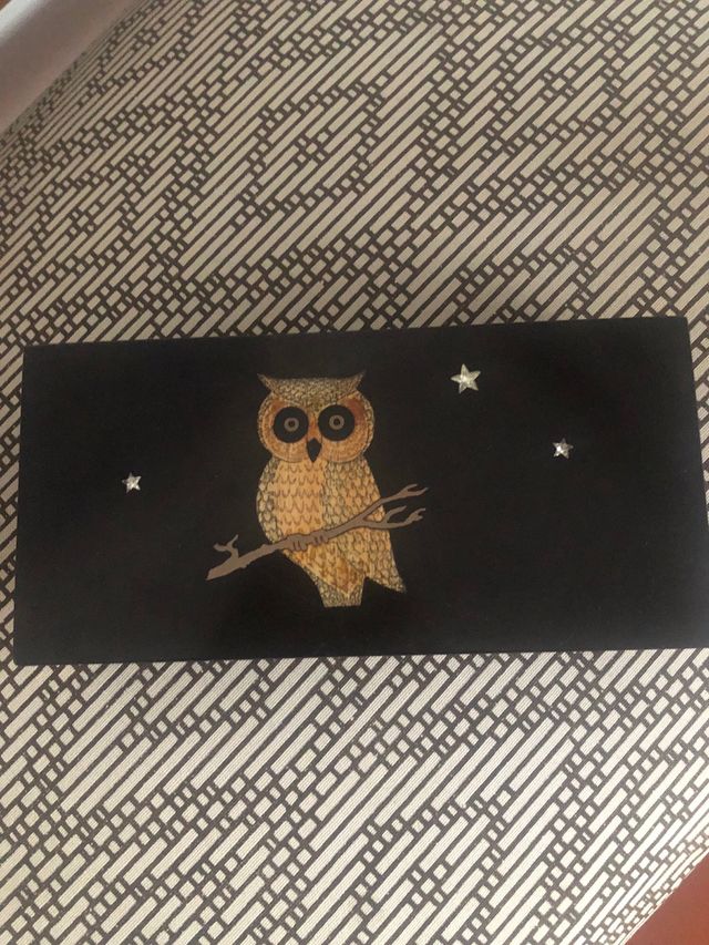 Caja negra con buho metal incrustado