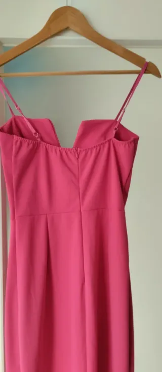Vestido fiesta fucsia, escote pico