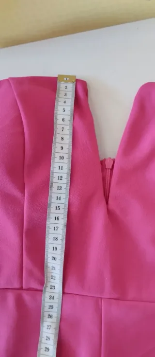 Vestido fiesta fucsia, escote pico