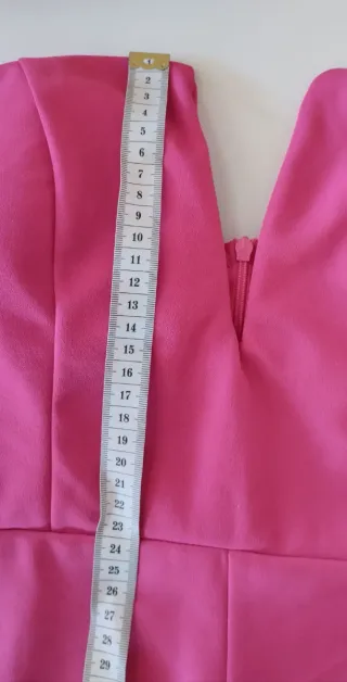 Vestido fiesta fucsia, escote pico