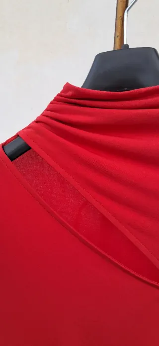 Vestido rojo elegante con abertura