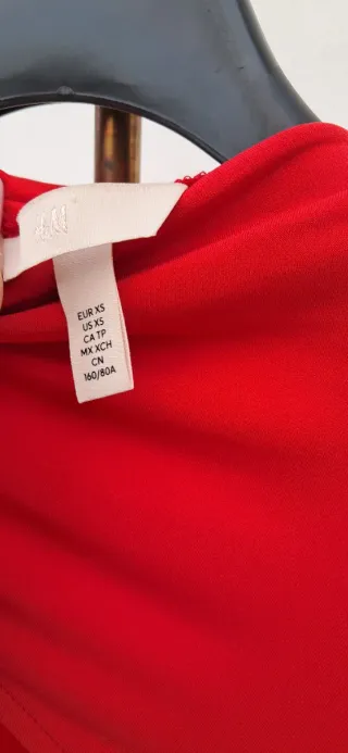 Vestido rojo elegante con abertura