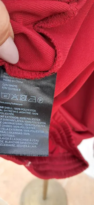 Vestido rojo elegante con abertura