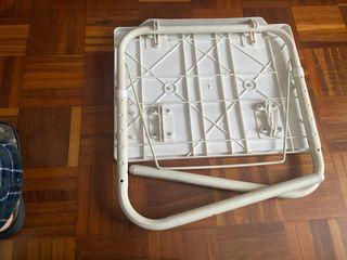 Mesa auxiliar plegable blanca