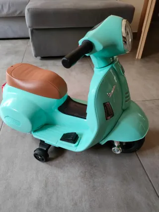 Vespa elettrica cavalcabile giocattolo