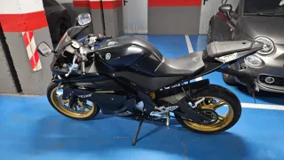 Yamaha YZF R125 Negra y Dorada