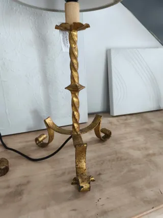 Lámpara de mesa dorada con pantalla