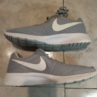Zapatillas Nike Tanjun grises talla 39