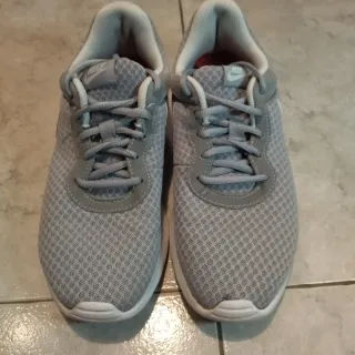 Zapatillas Nike Tanjun grises talla 39