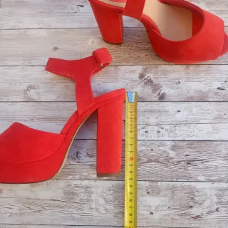 Sandalias tacón alto color coral, BERSHKA, t. 37.