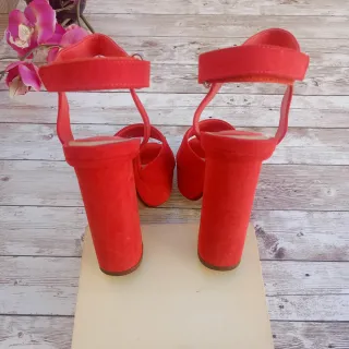 Sandalias tacón alto color coral, BERSHKA, t. 37.