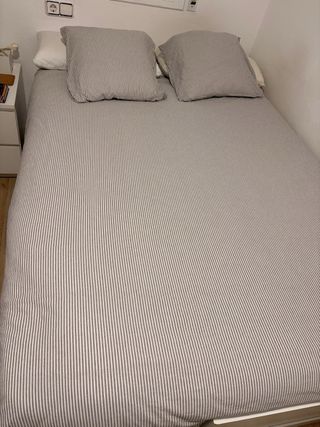 Cama individual extensible con cajones.