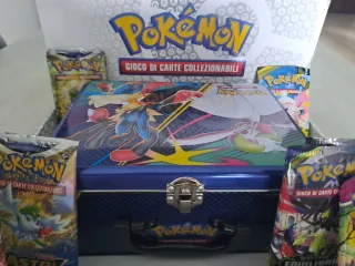 Bauletto 700+ Carte Pokémon Miste