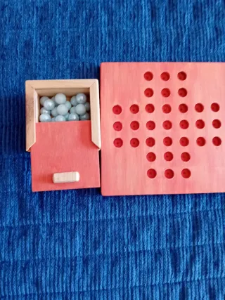 Juego de mesa de madera con bolas