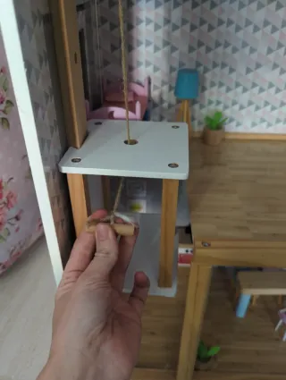 Casita de muñecas con muebles