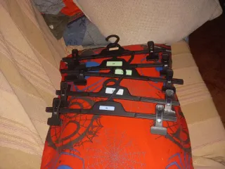 Perchas de plástico para pantalones y faldas