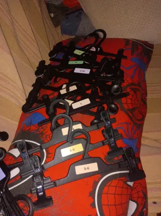 Perchas de plástico para pantalones y faldas
