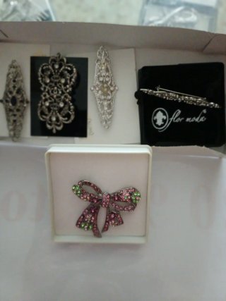 Broches para mantilla plateados