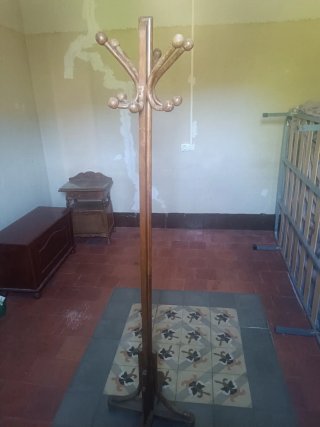 Perchero de madera y metal