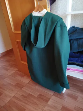 Chaqueta verde con capucha