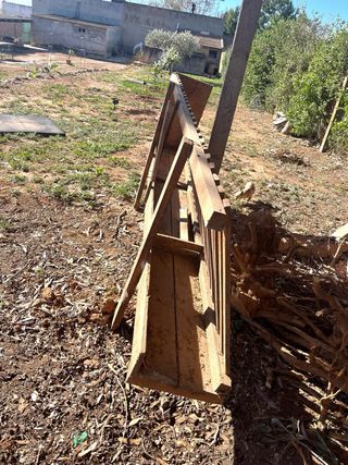 Comedero para ganado de madera