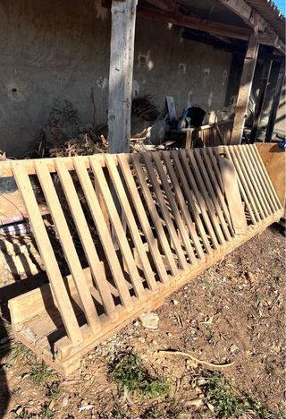 Comedero para ganado de madera