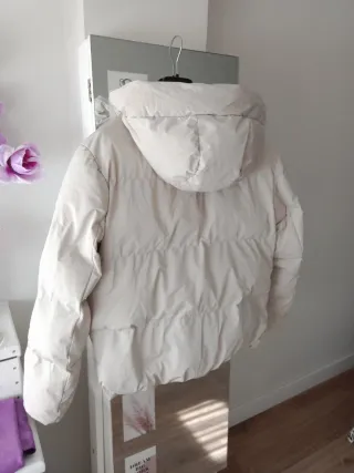 Chaqueta acolchada beige con capucha