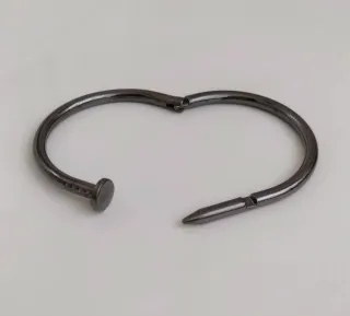 Pulsera estilo Clavo negra.