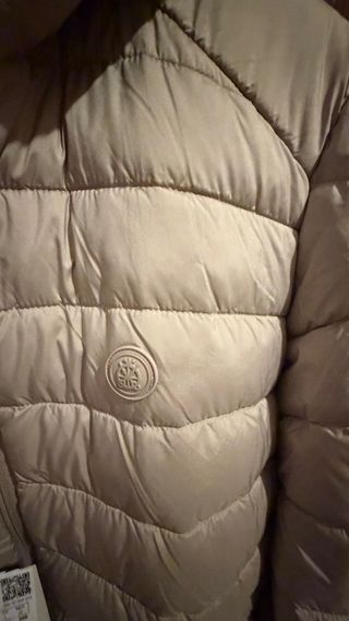 Plumífero beige con capucha