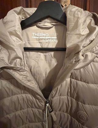 Plumífero beige con capucha