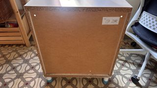 Mueble auxiliar blanco.