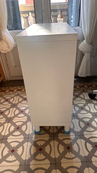 Mueble auxiliar blanco.