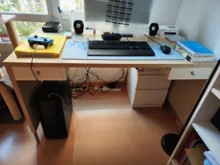 Escritorio con cajones de madera