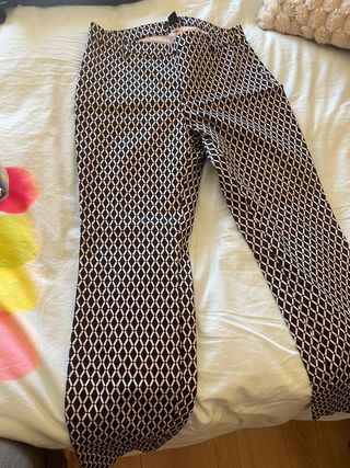 Pantalón pitillo estampado rombos