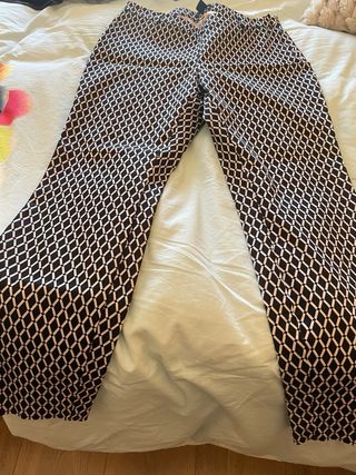 Pantalón pitillo estampado rombos