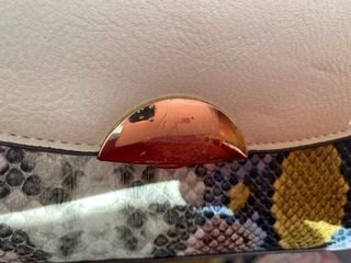 Bolso de mano beige y multicolor