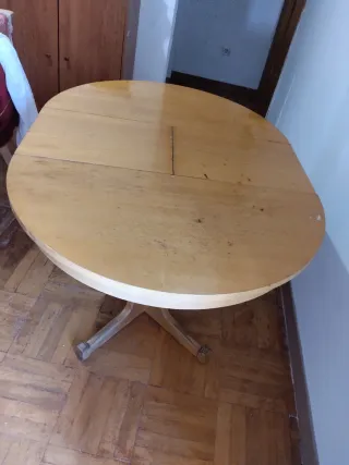 Mesa de comedor ovalada de madera