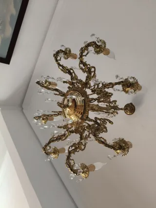 Lámpara de salón dorada con lágrimas de cristal