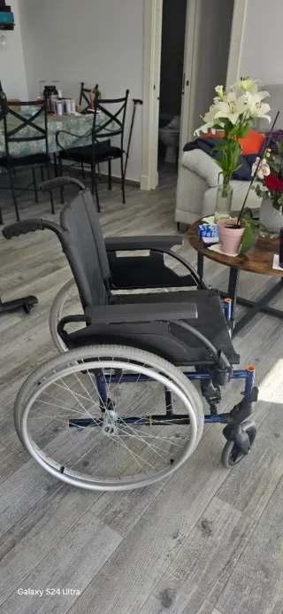 Silla de ruedas casi nueva. Usada 2 semanas.