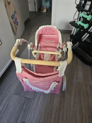 Carrito de muñecas rosa