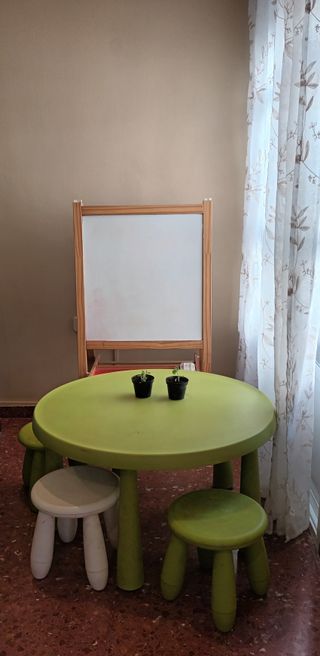 Mesa infantil + 3 taburetes + pizarra