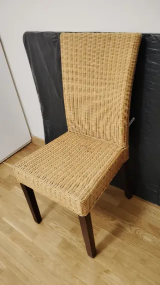 Silla de mimbre decorativa